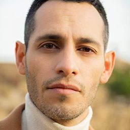 Johnny Rey Diaz 飾演 Juan Feliz