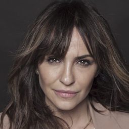 Melani Olivares - 説話演員 飾演La Camarera