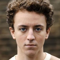 阿德里安·古諾瓦德 飾演 Ludwig Behm