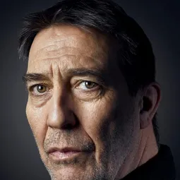 西亞朗·辛德斯 - 異星戰場：強卡特戰記演員 飾演Tardos Mors