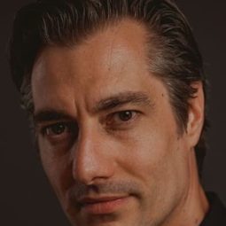 Pataki Ferenc - 高山低谷演員 飾演RTL Klub Riporter