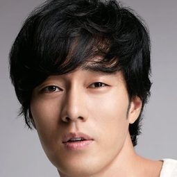 蘇志燮 - 祖宗膠戰外星人演員 飾演Moon Do-seok