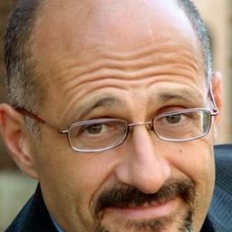 Paolo Triestino 飾演 Direttore di Banca