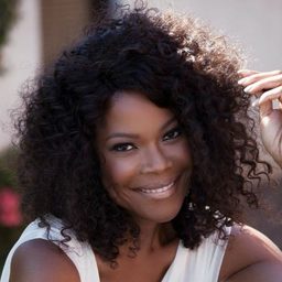 Angela Robinson 飾演 Renee