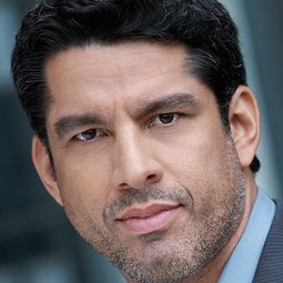 Bruno Irizarry - 醉後型男日記演員 飾演Lazar