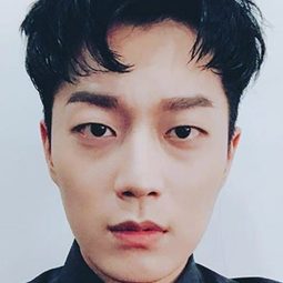 尹斗俊 飾演 Self