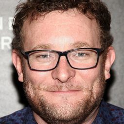 詹姆斯·艾多米恩 - 愛無止境演員 飾演Chris