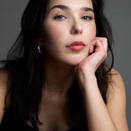 Julia Heveus 飾演 Alexandra