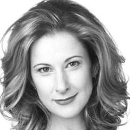 Jennifer Clement - 我家有個大屍兄演員 飾演Dee Dee Bottoms