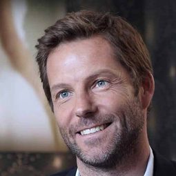 傑米·班柏 - 萬惡錢財演員 飾演John