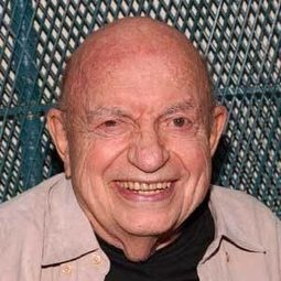 Lou Cutell 飾演 New York Doorman
