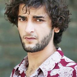 Maziar Firouzi 飾演 