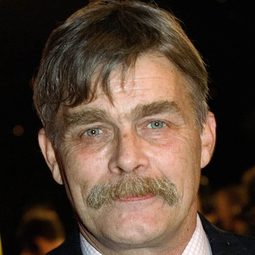 尼可拉斯·坎貝爾 飾演 Simon