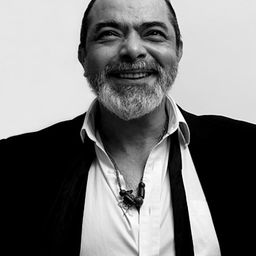 Hugo Albores 飾演 Moises