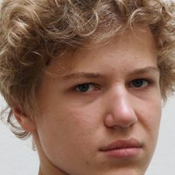 Mika Seidel 飾演 Jürgen