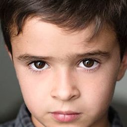 Atlee Smallman 飾演 Freddie Forrester