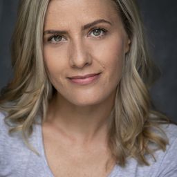 Kristy Brooks 飾演 Hospital Receptionist