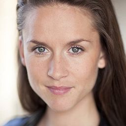 Nina Yndis 飾演 Elsa