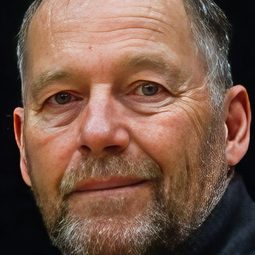 Árni Pétur Guðjónsson 飾演 Konsertmeistari