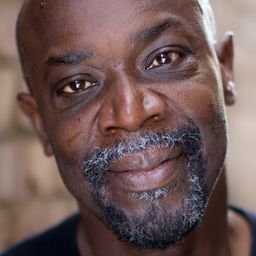 Eddie Osei 飾演 Emekwi