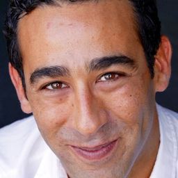 Julien Naccache 飾演 Grindr Guy