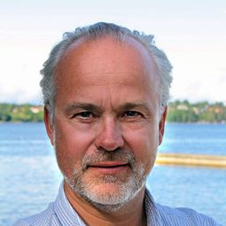 Fredrik Dolk 飾演 Kroon