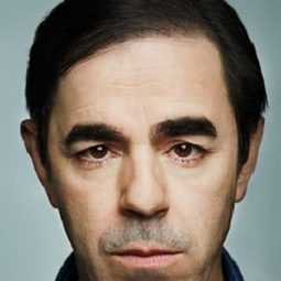 Oscar Ortega Sánchez 飾演 Partner des Vaters