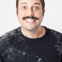 Pedro Henrique Monteiro 飾演 Apresentador