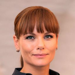 Angela Schijf 飾演 Reza