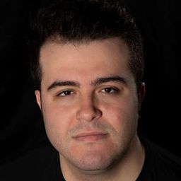 Safa Sarı 飾演 Naim Kulunç