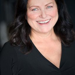 Sarah Hayward 飾演 Bertha