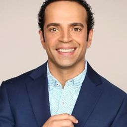 Carmen Gangale 飾演 Paying Customer