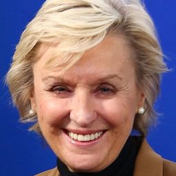 Tina Brown 飾演 Self