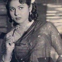 Smriti Biswas 飾演 