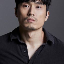 Sungsoo Yune 飾演 The Cop