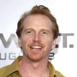 Courtney Gains 飾演 Telemarketer