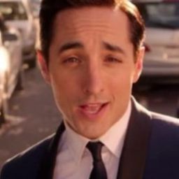 Eric Michael Roy 飾演 Dermot