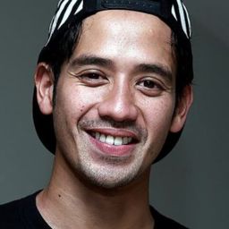 塔拉·布迪曼 飾演 Mas Okis