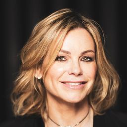 Caroline Néron - 泡妞達人演員 飾演Samantha 'the bait'