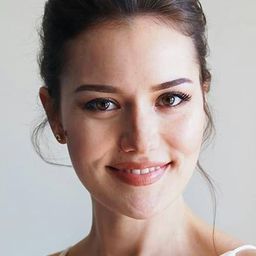 Fahriye Evcen 飾演 Leyla