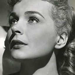 Dolores Dorn 飾演 Cuddles