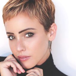 Raychel Diane Weiner 飾演 Female Actress