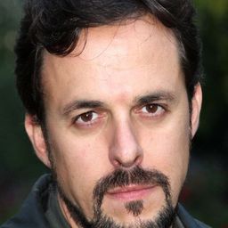 Héctor Garay 飾演 Megáfono / Topo Y (voice)