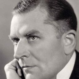 Malcolm Keen 飾演 Old Abercrombie