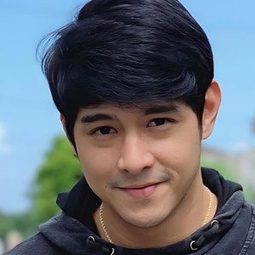 Jeric Gonzales 飾演 