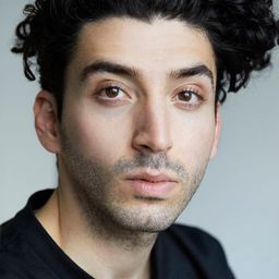 阿齊茲·迪亞布 飾演 Yusuf