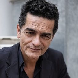 Carles Sanjaime 飾演 