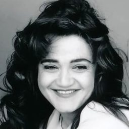 Angelique Rocas 飾演 Henrietta