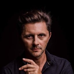 Tomasz Drabek - 心動大遊行演員 飾演Journalist Roguz