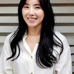 Park Ji-yeon 飾演 Seh-hee (before surgery)